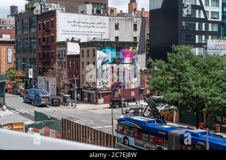 New York, Usa. Juli 2020. Wandgemälde von Eduardo Kobra, das Mahatma Gandhi und Mutter Teresa vom High Line Park aus zeigt, während es mit begrenzter Kapazität für die Öffentlichkeit wieder geöffnet wird, nachdem es im März unter Covid-19 in New York am 16. Juli 2020 vorübergehend geschlossen wurde. Park ist öffentlich, aber durch private Investitionen finanziert. Strenge soziale Distanzierungsregeln sind vorhanden und Besucher müssen im Voraus online ein kostenloses Zeitfahrkarte reservieren. Das Tragen einer Maske ist obligatorisch und grüne Punkte sind auf dem Boden sechs Meter auseinander platziert, um Besucher getrennt zu halten. (Foto von Lev Radin/Siap USA) Quelle: SIPA USA/Alamy Live News Stockfoto