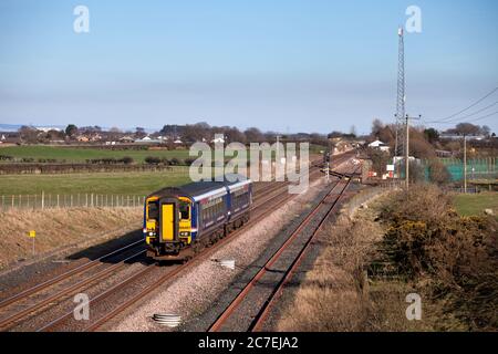 ScotRail Diesel-Sprinter-Zug der Baureihe 156 156467, der Eastriggs, Schottland, auf der Glasgow und der südwestlichen Hauptlinie durchqurt Stockfoto