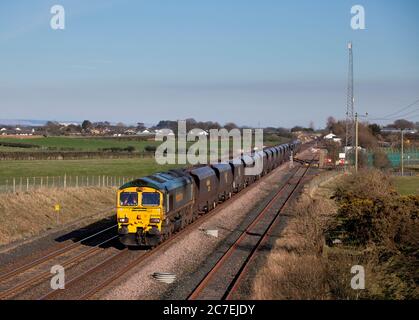 Freightliner Baureihe 66 Lokomotive 66526 Passing Eastriggs (nördlich von Dumfries) mit einem leeren Merry gehen rund Kohle Güterzug Stockfoto