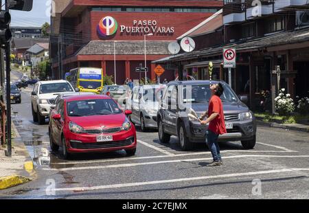 Geld verdienen durch Jonglieren an der Kreuzung in Puerto Varas, Chile Stockfoto