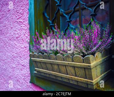 Typisch österreichisches Alpenhaus mit hellen Blumen auf dem Balkon. Lage: Ferienort Hallstatt, Salzkammergut Region, Österreich, Alpen. Europa. Stockfoto