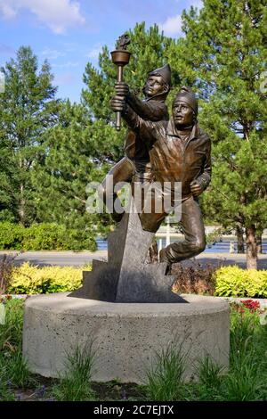 Bronze Statue Horouring Olympic Fackel Relais namens "Share the Flame" von Vilem Zach, in Ottawa Kanada Stockfoto