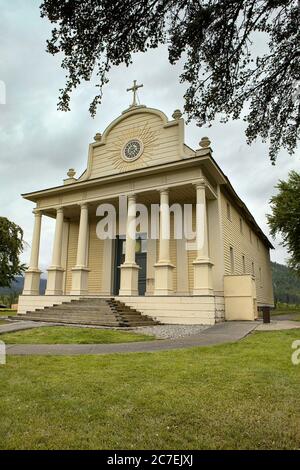 Die legendäre Cataldo Mission, eingerahmt von Baumblättern im Norden Idaho. Stockfoto