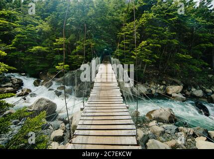 Hängebrücke über den Fluss im Torres Del Paine Nationalpark, Chile, Patagonien, Südamerika Stockfoto