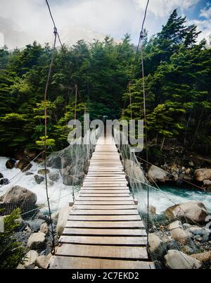 Hängebrücke über den Fluss im Torres Del Paine Nationalpark, Chile, Patagonien, Südamerika Stockfoto