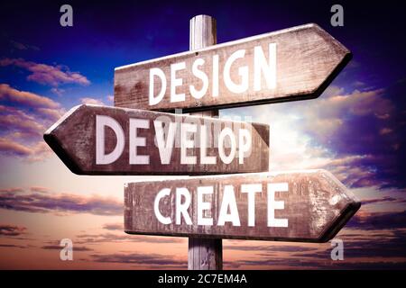 Entwerfen, entwickeln, gestalten - Holzschild, Wegweiser mit drei Pfeilen Stockfoto