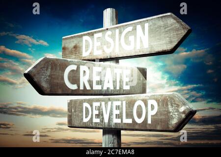 Entwerfen, gestalten, entwickeln - Holzschild, Wegweiser mit drei Pfeilen Stockfoto
