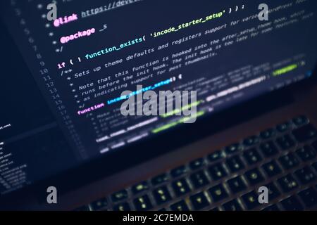 Nahaufnahme des Bildschirms eines Laptops mit Codezeilen Auf schwarzem Hintergrund Stockfoto