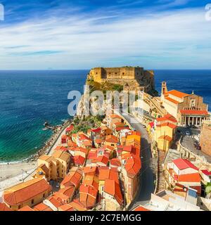 Schöne Küstenstadt Dorf Scilla mit alten mittelalterlichen Burg auf Felsen Castello Ruffo, bunte traditionelle typisch italienische Häuser auf Mittelmeer Ty Stockfoto