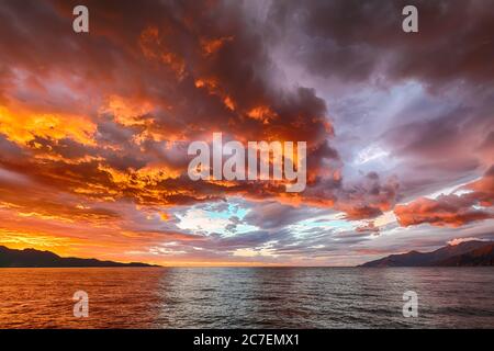 Dramatischer Sonnenuntergang am Hafen von Saint-Florent auf Korsika. Lage: Saint -Florent, Gemeinde im Departement Haute-Corse, Korsika, Frankreich, Europa Stockfoto