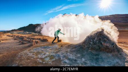 Dampfkegel in Hverir Geothermie-Gebiet mit kochenden Schlammbecken und dampfenden Fumarolen in Island Lage: Geothermie-Gebiet Hverir, Region Myvatn, Nort Stockfoto