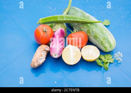 Vegane gesunde Ernährung Konzept für eine ballaststoffreiche Ernährung mit Gemüse. Lebensmittel mit hohem Gehalt an Antioxidantien & Vitaminen. Immunantwort. Flach liegend. Stockfoto