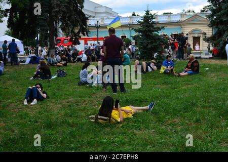 Im Marijinski-Park in Kiew, Ukraine, ruhen Menschen Stockfoto