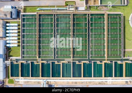 Luftaufnahme des Solid Contact Clarifier Tank Typ Schlamm Rezirkulation in Wasseraufbereitungsanlage während der Arbeit Herstellung sauberes Wasser. Stockfoto