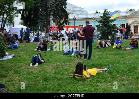 Im Marijinski-Park in Kiew, Ukraine, ruhen Menschen Stockfoto