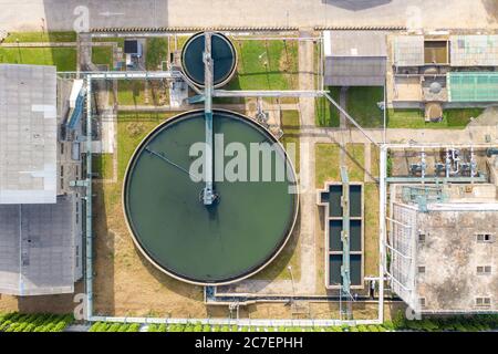 Blick von oben auf die Abgasrückführung festen Kontakt Clarifier Absetzbehälter. Die industrielle Wasseraufbereitung im Werk. Stockfoto