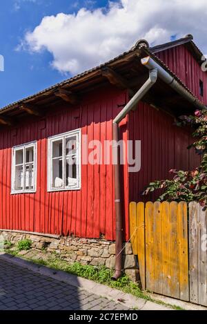 Lanckorona bei Krakau, berühmt für seine erhaltene Holzarchitektur aus dem 19. Jahrhundert und UNESCO-Weltkulturerbe in der Provinz Kleinpolen. Stockfoto