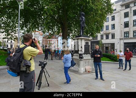 Die Statue "EINE Woge der Macht (Jen Reid)" steht auf dem Sockel, der seit 1895 in Bristol, Großbritannien, von Edward Colstons Statue besetzt ist, nur für einen Tag im Juli. Stockfoto