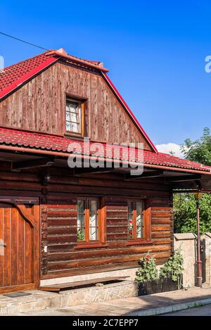 Lanckorona bei Krakau, berühmt für seine erhaltene Holzarchitektur aus dem 19. Jahrhundert und UNESCO-Weltkulturerbe in der Provinz Kleinpolen. Stockfoto