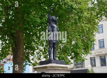 Die Statue "EINE Woge der Macht (Jen Reid)" steht auf dem Sockel, der seit 1895 in Bristol, Großbritannien, von Edward Colstons Statue besetzt ist, nur für einen Tag im Juli. Stockfoto