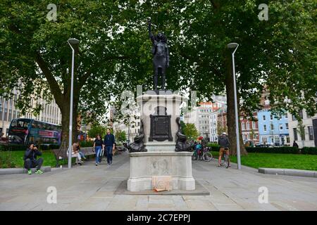 Die Statue "EINE Woge der Macht (Jen Reid)" steht auf dem Sockel, der seit 1895 in Bristol, Großbritannien, von Edward Colstons Statue besetzt ist, nur für einen Tag im Juli. Stockfoto