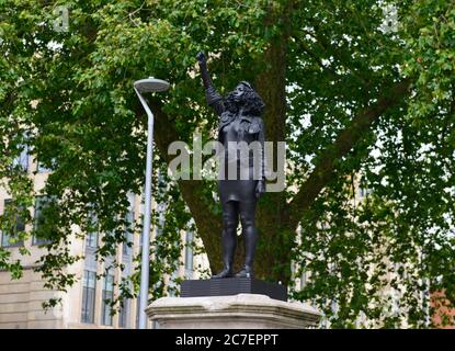 Die Statue "EINE Woge der Macht (Jen Reid)" steht auf dem Sockel, der seit 1895 in Bristol, Großbritannien, von Edward Colstons Statue besetzt ist, nur für einen Tag im Juli. Stockfoto