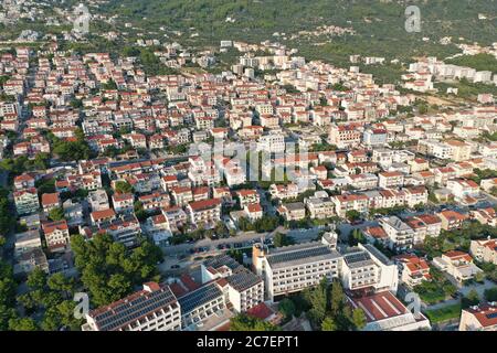 Luftaufnahme von Gebäuden in der Nähe des bewaldeten Berges bei Tag in Makarska, Kroatien Stockfoto