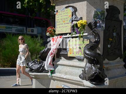 Der Sockel, auf dem die Statue "EINE Machtflut (Jen Reid)" im Juli 2020 nach ihrer Entfernung nur einen Tag lang in Bristol, Großbritannien, stand, mit vielen Botschaften. Stockfoto