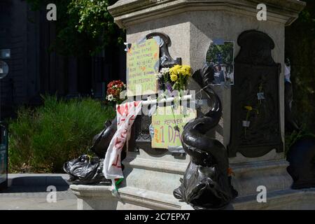 Der Sockel, auf dem die Statue "EINE Machtflut (Jen Reid)" im Juli 2020 nach ihrer Entfernung nur einen Tag lang in Bristol, Großbritannien, stand, mit vielen Botschaften. Stockfoto