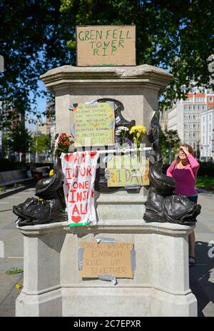 Der Sockel, auf dem die Statue "EINE Machtflut (Jen Reid)" im Juli 2020 nach ihrer Entfernung nur einen Tag lang in Bristol, Großbritannien, stand, mit vielen Botschaften. Stockfoto