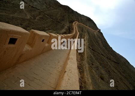 Große Mauer von China an seinem westlichen Rand bei Jiayuguan In China unter dem schönen bewölkten Himmel Stockfoto