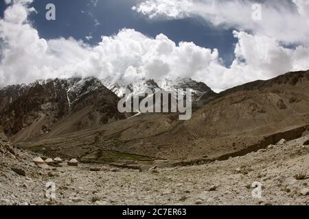 Horizontale Aufnahme von hohen felsigen Bergen in der Nähe des Karakorum autobahn in China mit Schnee bedeckt Stockfoto