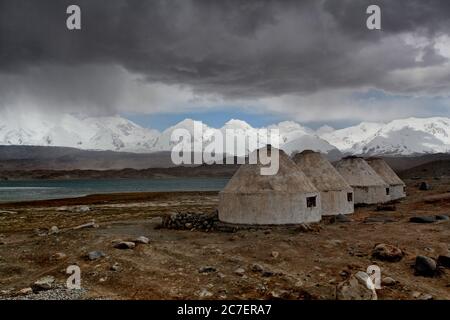 Cluster von Jurten in der Nähe der Karakoram Autobahn in China während Tagsüber Stockfoto