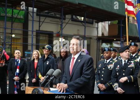 New York Gouverneur Andrew Cuomo Rede und Unterzeichnung Rechnung in New York City während der Veterans Day Parade 2019. Stockfoto