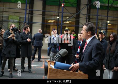 New York Gouverneur Andrew Cuomo Rede und Unterzeichnung Rechnung in New York City während der Veterans Day Parade 2019. Stockfoto