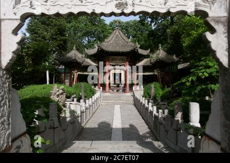 Horizontale Aufnahme einer Moschee im chinesischen Stil in Xian, China, umgeben von grünen Bäumen Stockfoto