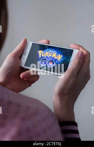 Los Angeles, Kalifornien, USA - 8. März 2019: Hände halten ein Smartphone mit Pokemon Go Spiel auf dem Display, illustrative Editorial Stockfoto