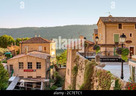 Dorf Moustiers-Sainte-Marie, Provence, Frankreich, Mitglied der schönsten Dörfer Frankreichs, Departement Alpes-de-Haute-Provence Stockfoto