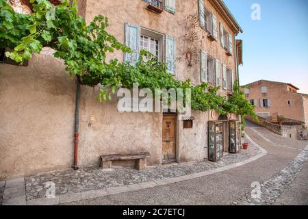 Dorf Moustiers-Sainte-Marie, Provence, Frankreich, Mitglied der schönsten Dörfer Frankreichs, Departement Alpes-de-Haute-Provence Stockfoto