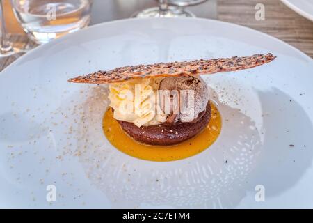 Schokoladeneis mit Vanillecreme, Keksen und Pommes Stockfoto