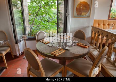 Wunderschön servierte Tische in einem Restaurant Stockfoto