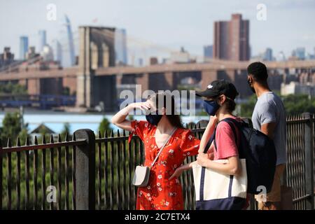 New York, USA. Juli 2020. Am 16. Juli 2020 werden Menschen in einem Park in Brooklyn Borough of New York, USA, gesehen. Die bestätigten COVID-19-Fälle überstiegen am Donnerstag in den Vereinigten Staaten 3.5 Millionen, mit über 137,000 Todesfällen, während die Debatte über das Maskentragen, eines der wirksamsten Mittel zur Eindämmung der Virusverbreitung, im ganzen Land andauert. Quelle: Wang Ying/Xinhua/Alamy Live News Stockfoto