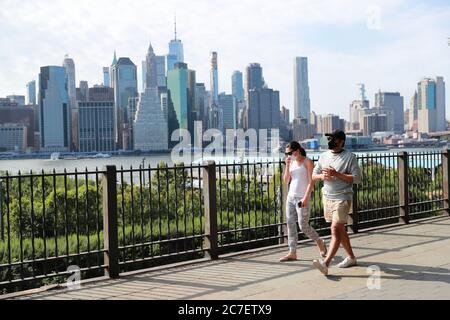 New York, USA. Juli 2020. Am 16. Juli 2020 laufen die Menschen in einem Park in Brooklyn Borough of New York, USA. Die bestätigten COVID-19-Fälle überstiegen am Donnerstag in den Vereinigten Staaten 3.5 Millionen, mit über 137,000 Todesfällen, während die Debatte über das Maskentragen, eines der wirksamsten Mittel zur Eindämmung der Virusverbreitung, im ganzen Land andauert. Quelle: Wang Ying/Xinhua/Alamy Live News Stockfoto