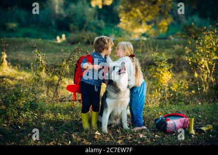 Romantisch und verliebt. Menschliche Emotionen Kinder zuerst lieben. Valentinstag. Süße Kindheit. Stockfoto