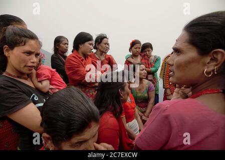 Frauen, die an einem Treffen teilnehmen, um unter anderem über Wasserressourcen-Management in Chandani Mandan Dorf, Kavrepalanchok, Nepal zu diskutieren. Stockfoto