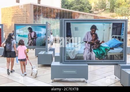 16. Juli 2020: 16. Juli 2020 (Malaga) Fotoausstellung in der Alcazabilla Straße, neben dem römischen Theater der Fotografin Cristina Garcia Rodero mit dem Titel Tierra de SueÃ±os gesponsert vom Caixa Forum Credit: Lorenzo Carnero/ZUMA Wire/Alamy Live News Stockfoto