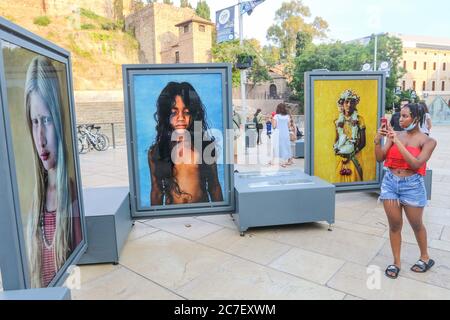 16. Juli 2020: 16. Juli 2020 (Malaga) Fotoausstellung in der Alcazabilla Straße, neben dem römischen Theater der Fotografin Cristina Garcia Rodero mit dem Titel Tierra de SueÃ±os gesponsert vom Caixa Forum Credit: Lorenzo Carnero/ZUMA Wire/Alamy Live News Stockfoto