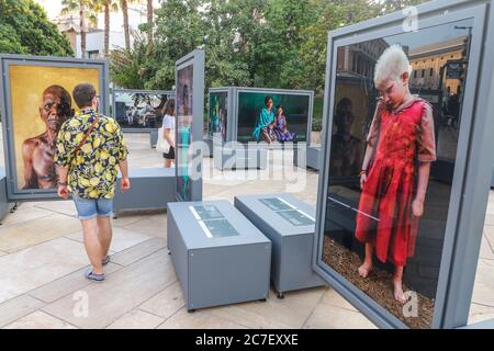 16. Juli 2020: 16. Juli 2020 (Malaga) Fotoausstellung in der Alcazabilla Straße, neben dem römischen Theater der Fotografin Cristina Garcia Rodero mit dem Titel Tierra de SueÃ±os gesponsert vom Caixa Forum Credit: Lorenzo Carnero/ZUMA Wire/Alamy Live News Stockfoto