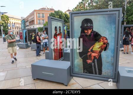 16. Juli 2020: 16. Juli 2020 (Malaga) Fotoausstellung in der Alcazabilla Straße, neben dem römischen Theater der Fotografin Cristina Garcia Rodero mit dem Titel Tierra de SueÃ±os gesponsert vom Caixa Forum Credit: Lorenzo Carnero/ZUMA Wire/Alamy Live News Stockfoto