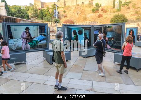 16. Juli 2020: 16. Juli 2020 (Malaga) Fotoausstellung in der Alcazabilla Straße, neben dem römischen Theater der Fotografin Cristina Garcia Rodero mit dem Titel Tierra de SueÃ±os gesponsert vom Caixa Forum Credit: Lorenzo Carnero/ZUMA Wire/Alamy Live News Stockfoto